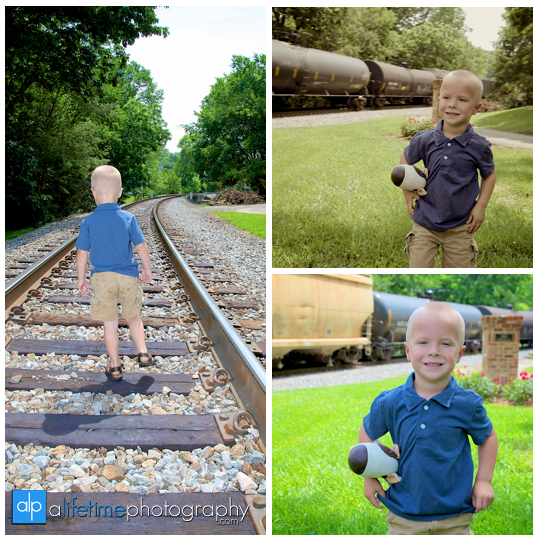 Birthday-boy-girl-kids-balloons-family-Photographer-Photography-photos-pictures-session-brother-sister-downtown-Jonesborough-Johnson-City-Kingsport-Bristol-Knoxville-Maryville-Seymour-Tri-Cities-TN-Pigeon-Forge-Gatlinburg-Sevierville-5