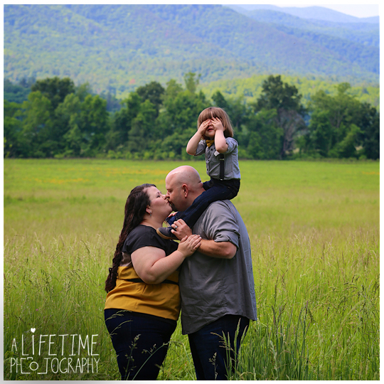 Cades-Cove-Family-Photographer-Kids-Gatlinburg-Smoky-Mountains-National-Park-Portraits-Session-Pigeon-Forge-Sevierville-Seymour-Knoxville-TN-6