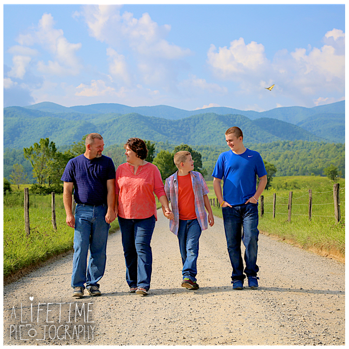 Cades-Cove-Family-Photographer-Knoxville-gatlinburg-Pigeon-Forge-Townsend-Sevierville-Smoky-Mountains-National-Park-GSMNP-3