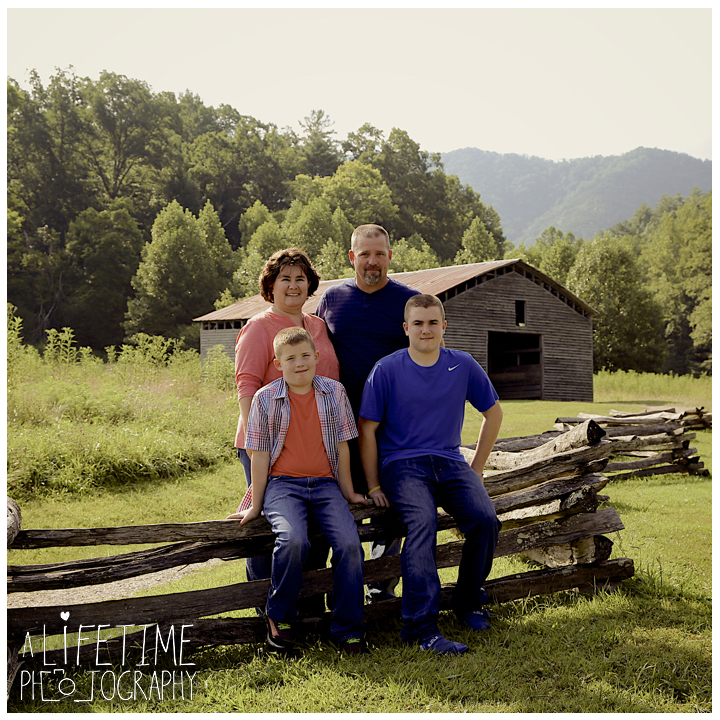 Cades-Cove-Family-Photographer-Knoxville-gatlinburg-Pigeon-Forge-Townsend-Sevierville-Smoky-Mountains-National-Park-GSMNP-5