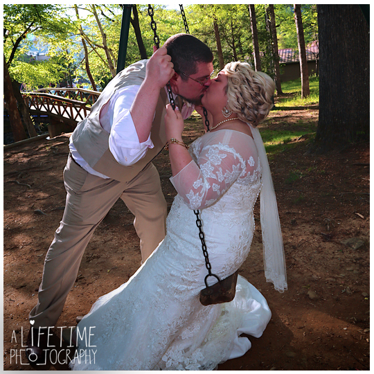 Cherokee-Grill-Calhouns-Wedding-reception-Bride-Groom-Photographer-family-Pigeon-Forge-Knoxville-TN-Smoky-Mountains-14