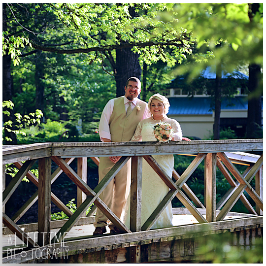 Cherokee-Grill-Calhouns-Wedding-reception-Bride-Groom-Photographer-family-Pigeon-Forge-Knoxville-TN-Smoky-Mountains-15
