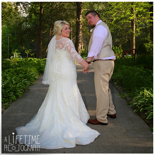 Cherokee-Grill-Calhouns-Wedding-reception-Bride-Groom-Photographer-family-Pigeon-Forge-Knoxville-TN-Smoky-Mountains-8
