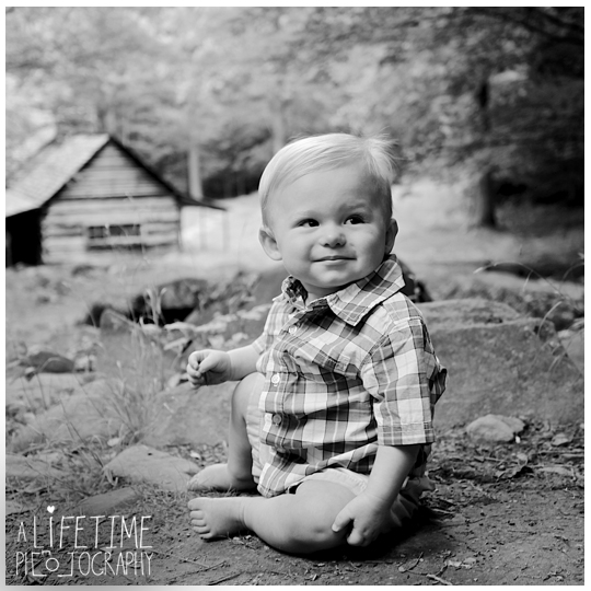 Child-kids-one Year-old-family-photographer-Gatlinburg-Knoxville-Pigeon-Forge-Sevierville-Seymour-Maryville-photographer-smoky-Mountains-3