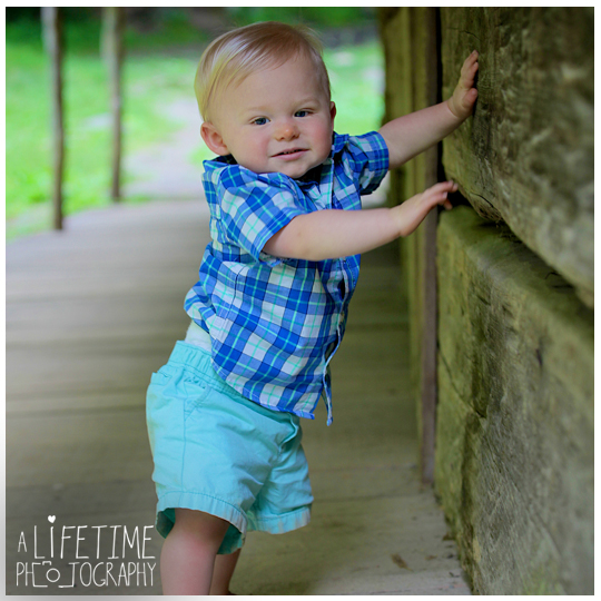 Child-kids-one Year-old-family-photographer-Gatlinburg-Knoxville-Pigeon-Forge-Sevierville-Seymour-Maryville-photographer-smoky-Mountains-9