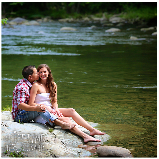 Engagement-Photographer-Couples-Family-Pictures-in-the-Smoky-Mountains-Gatlinburg-Pigeon-Forge-Knoxville-Sevierville-Seymour-Dandridge-2
