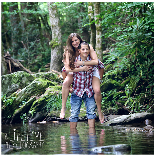 Engagement-Photographer-Couples-Family-Pictures-in-the-Smoky-Mountains-Gatlinburg-Pigeon-Forge-Knoxville-Sevierville-Seymour-Dandridge-3
