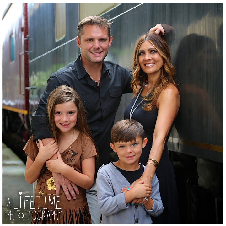 Family-Knoxville-Photographer-Southern-Railway-Staton-Downtown-Train-Kids-station-3