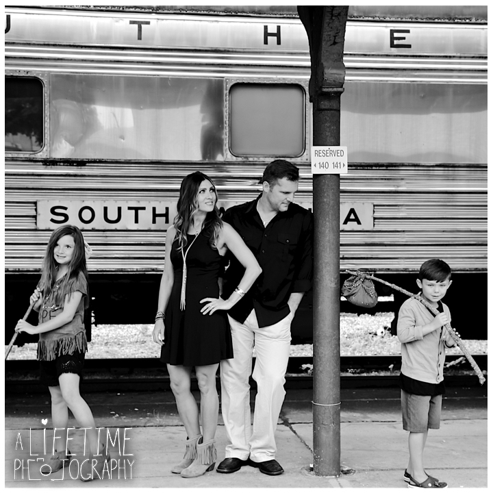 Family-Knoxville-Photographer-Southern-Railway-Staton-Downtown-Train-Kids-station-7