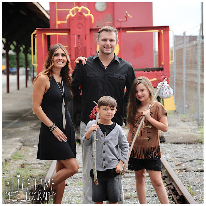 Family-Knoxville-Photographer-Southern-Railway-Staton-Downtown-Train-Kids-station-8
