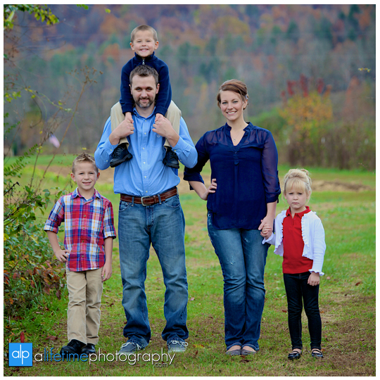 Family-Photographer-in-Gatlinburg-Pigeon-Forge-Pittman-Center-Wears-Valley-Knoxville-Smoky-Mountains-Emerts-Cove-Covered-Bridge-8