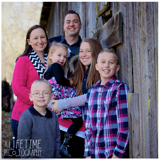 Family-Photographer-in-Gatlinburg-TN-Smoky-Mountains-Emerts-Cove-Covered-Bridge-Pigeon-Forge-5