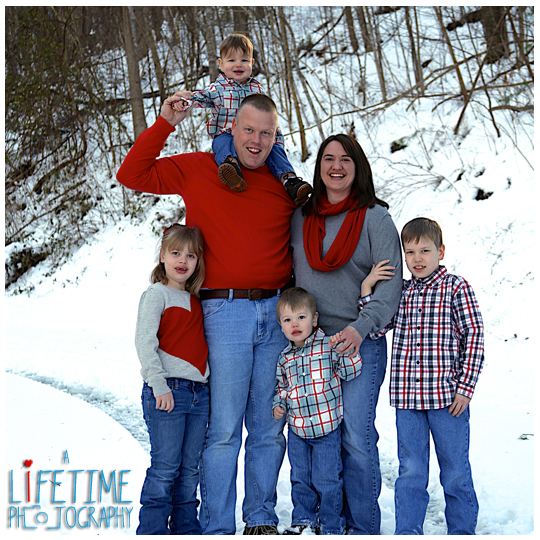 Family Photographer in Townsend TN Snow Winter Session Kids Photography Knoxville Gatlinburg Pigeon Forge Sevierville Vacation-2