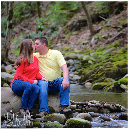 Family-Photographer-in-the-Gatlinburg-Pigeon-Forge-Smoky-Mountains-Emerts-Cove-Covered-Bridge-Sevierville-Pittman-Center-Knoxville-Seymour-7