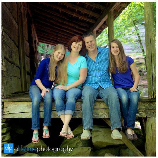 Family pictures in gatlinburg tn at ogle place cabin photographer nice family photography on vacation-8