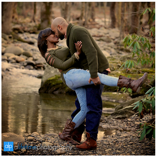 Gatlinburg-Sky-Lift-Mountain-View-Pigeon-Forge-Wedding-Marriage-Proposal-idea-Photographer-captures-moment-engagement-session-Emerts-Cove-Pigeon-Forge-Sevierville-Smoky-Mountains-14