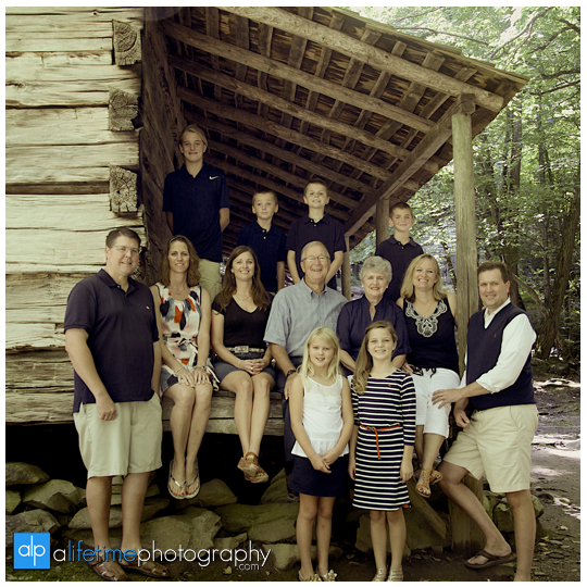 Gatlinburg-TN-Pigeon-Forge-Large-Family-Reunion-Photographer-Ogle-Place-Cabin-groups-kids-grandparents-anniversary-photography-pictures-vacation-session-shoot-professional-smoky-mountain-Sevierville-Tennessee-8