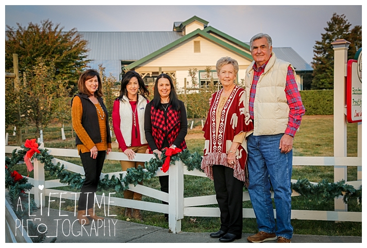 photographer-family-gatlinburg-pigeon-forge-knoxville-sevierville-dandridge-seymour-smoky-mountains-townsend-apple-barn-dixie-stampede-christmas-lights_0123