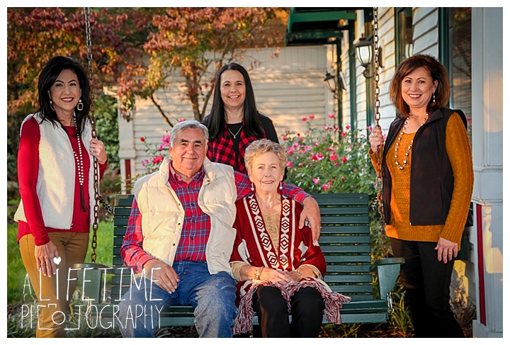 photographer-family-gatlinburg-pigeon-forge-knoxville-sevierville-dandridge-seymour-smoky-mountains-townsend-apple-barn-dixie-stampede-christmas-lights_0127