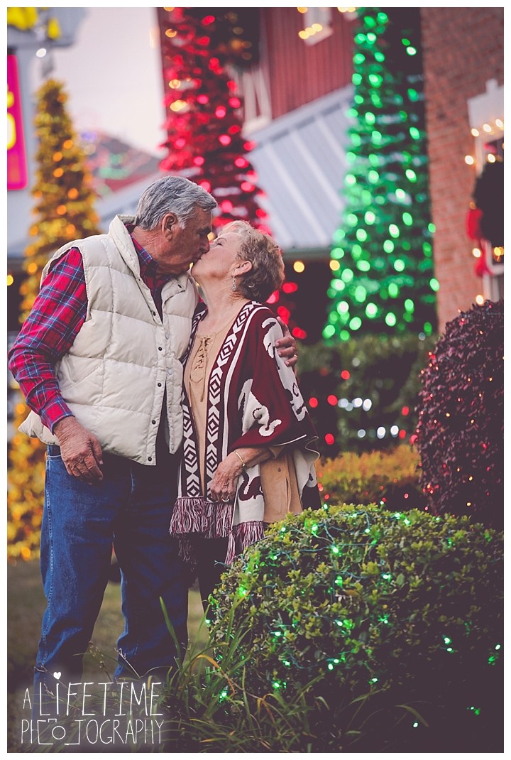 photographer-family-gatlinburg-pigeon-forge-knoxville-sevierville-dandridge-seymour-smoky-mountains-townsend-apple-barn-dixie-stampede-christmas-lights_0138
