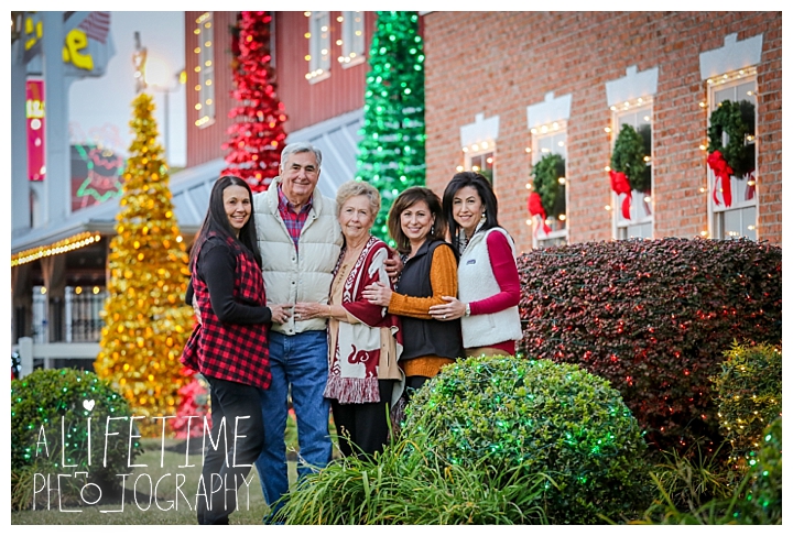 photographer-family-gatlinburg-pigeon-forge-knoxville-sevierville-dandridge-seymour-smoky-mountains-townsend-apple-barn-dixie-stampede-christmas-lights_0139