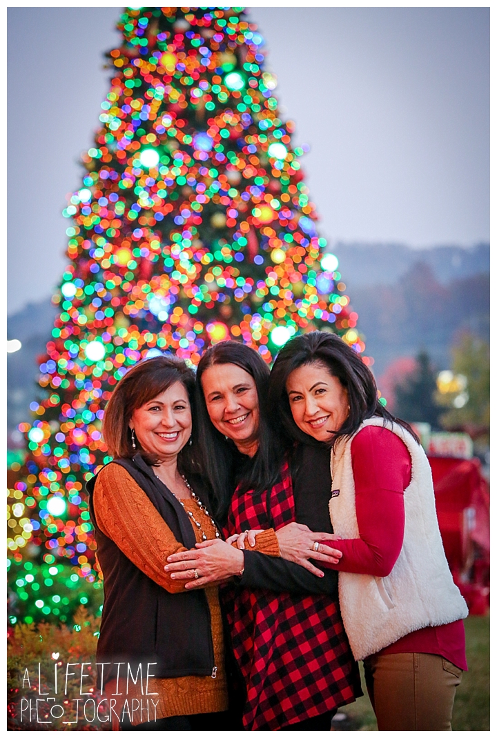 photographer-family-gatlinburg-pigeon-forge-knoxville-sevierville-dandridge-seymour-smoky-mountains-townsend-apple-barn-dixie-stampede-christmas-lights_0141