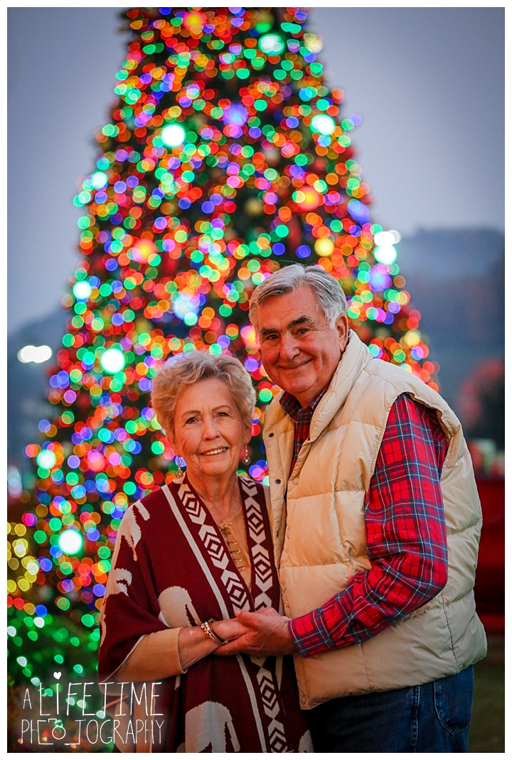 photographer-family-gatlinburg-pigeon-forge-knoxville-sevierville-dandridge-seymour-smoky-mountains-townsend-apple-barn-dixie-stampede-christmas-lights_0143
