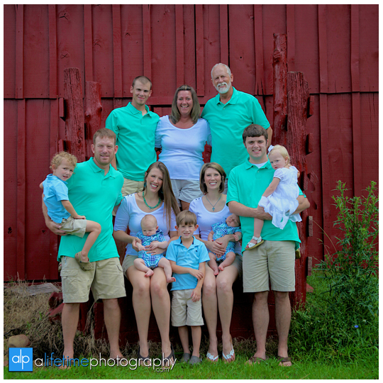 Sevierville-Pigeon-Forge-Gatlinburg-Knoxville-TN-Vacation-Family-Reunion-Photographer-Red-Barn-Photography-families-group-Kids-get-together-farm-pictures-6