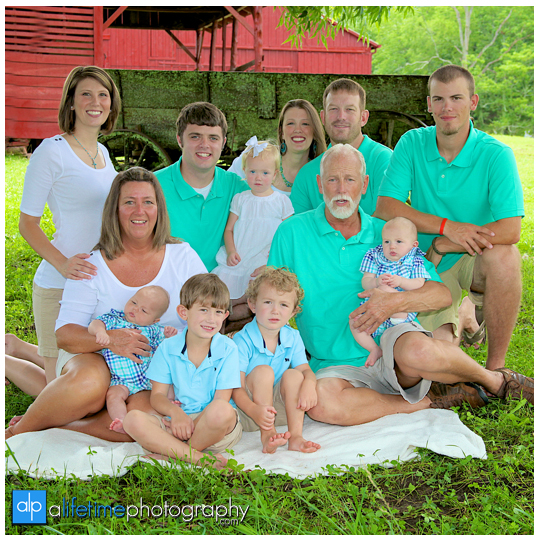 Sevierville-Pigeon-Forge-Gatlinburg-Knoxville-TN-Vacation-Family-Reunion-Photographer-Red-Barn-Photography-families-group-Kids-get-together-farm-pictures-7