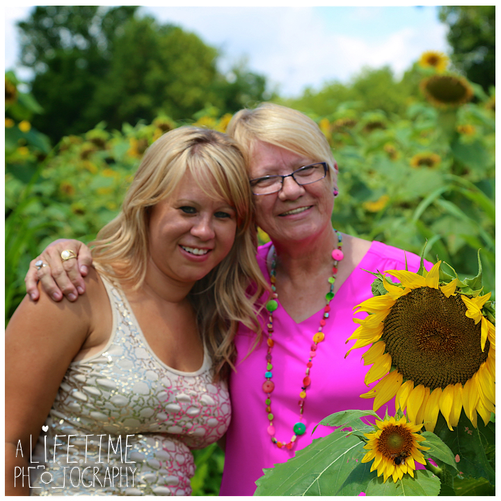 Sunflower-field-knoxville-TN-mother-daughter-family-photographer-10