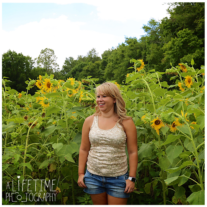 Sunflower-field-knoxville-TN-mother-daughter-family-photographer-4