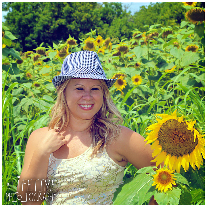 Sunflower-field-knoxville-TN-mother-daughter-family-photographer-7