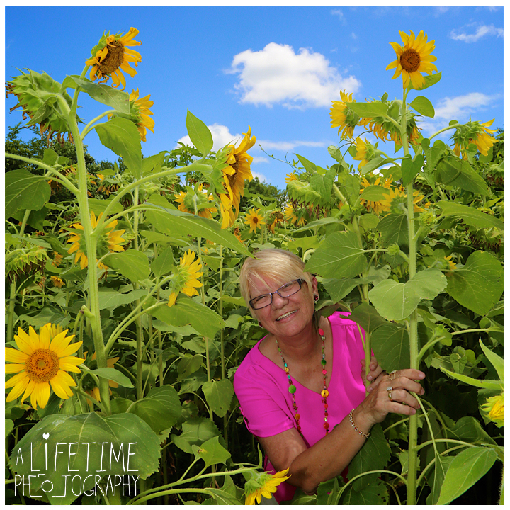 Sunflower-field-knoxville-TN-mother-daughter-family-photographer-8
