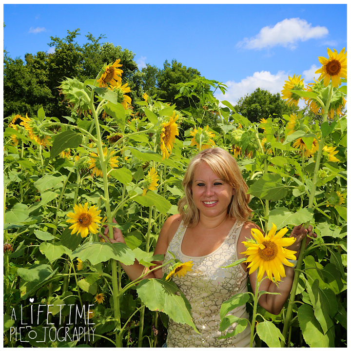 Sunflower-field-knoxville-TN-mother-daughter-family-photographer-9