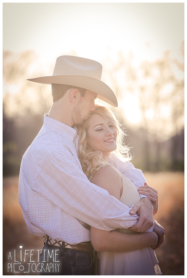 engagement-photographer-gatlinburg-pigeon-forge-knoxville-sevierville-dandridge-seymour-smoky-mountains-townsend-photos-session-professional-maryville_0095