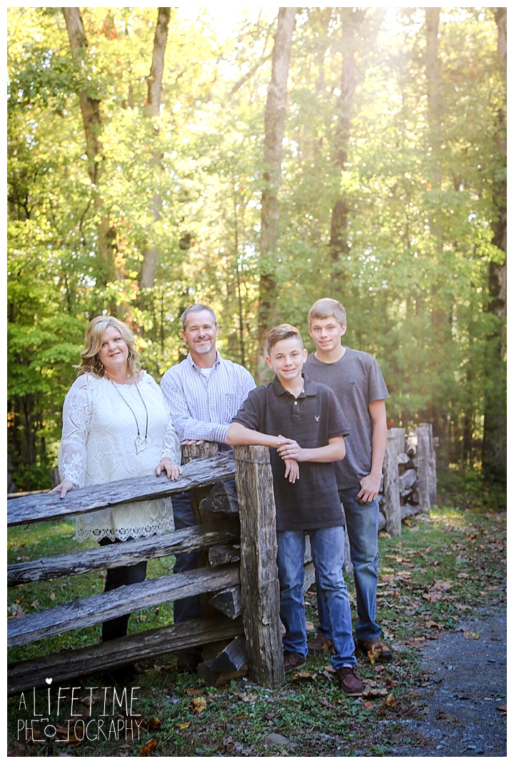 family-photographer-cades-cove-smoky-mountains-gatlinburg-pigeon-forge-seviervile-knoxville-townsend-tennessee_0001