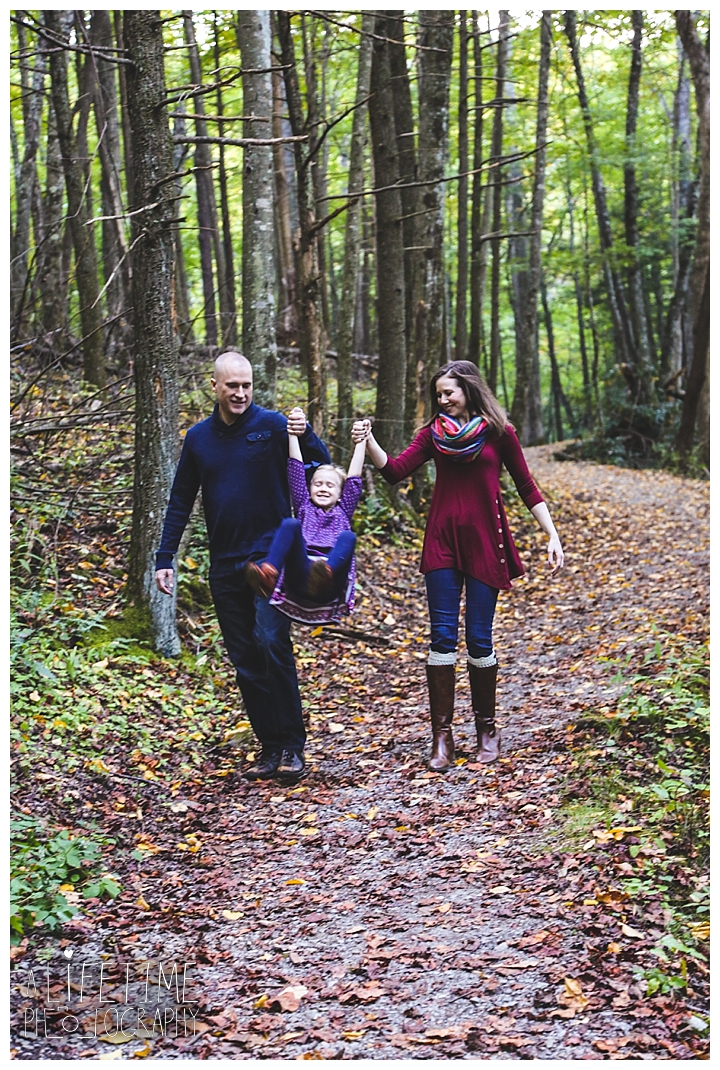 family-photographer-roaring-fork-motor-nature-trail-smoky-mountains-gatlinburg-pigeon-forge-seviervile-knoxville-townsend-tennessee_0054