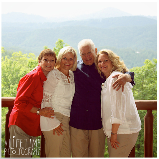 five bears mountain view lodge family photographer Wears Valley- Pigeon-Forge Photographer-reunion photos cabin fever-anniversary-9